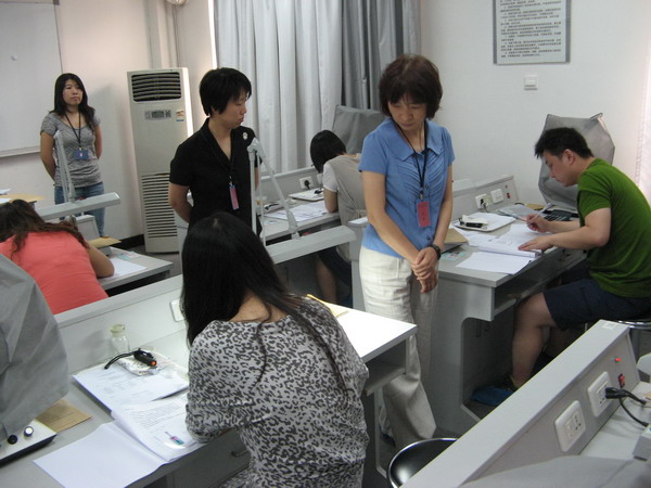 领导在考试现场巡考